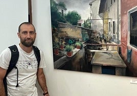 El ganador Iker Mugarra, junto a su creación.