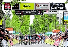 El pelotón cruza neutralizado la línea de meta de la quinta etapa del Dauphiné, en Saint-Priest.