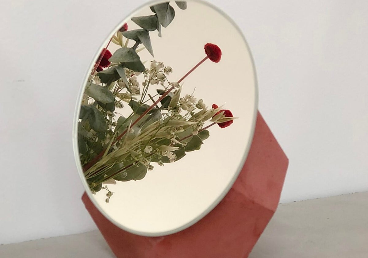 Imagen principal - Espejo 'Gera', jarrón 'Ciba' y estantería 'Balba' Banoa