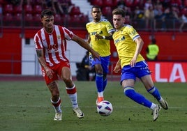 Robert Navarro, en un partido con el Cádiz contra el Almería.
