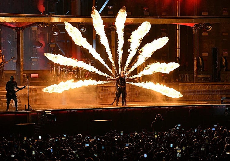 Till Lindemann interpreta una de las últimas canciones con el fuego como protagonista.