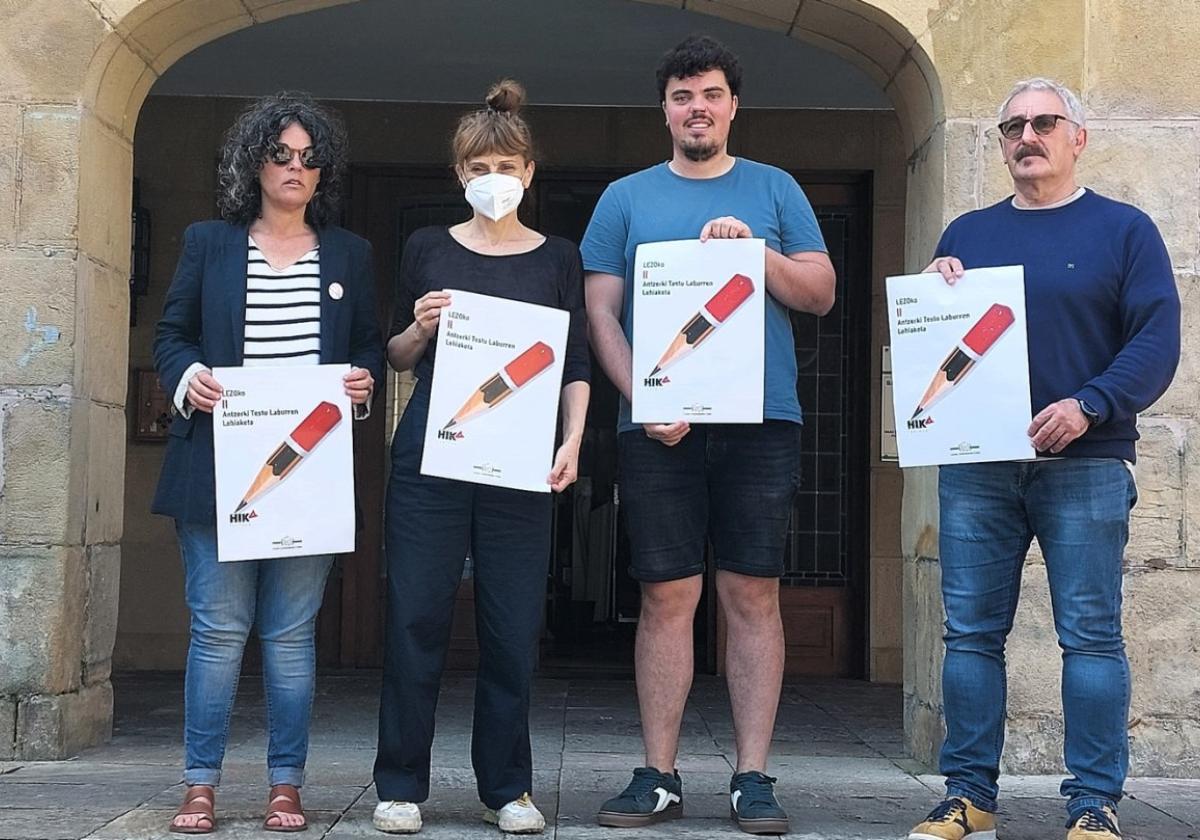 Nagore Martínez, Agurtzane Intxaurraga, Aitzol Saizar y Xanti Val muestran el cartel ganador presentado ayer en el Ayuntamiento.