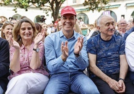 qTeresa Ribera, Pedro Sánchez, con la gorra de UGT, y el secretario general ugetista, Pepe Álvarez, ayer.