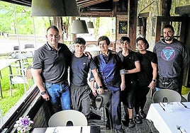 El equipo al completo. Las amas de la barraca son Marga e Izaskun, en sala y cocina respectivamente.