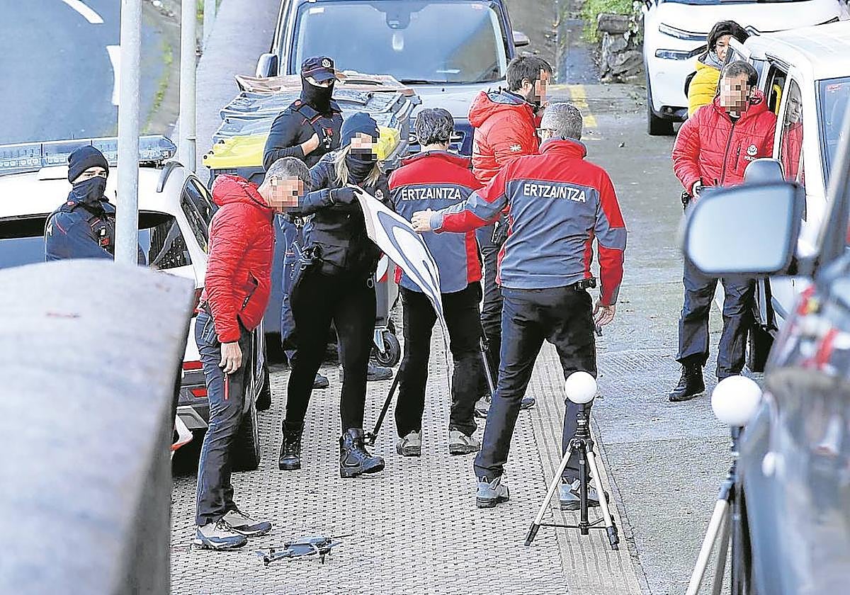Agentes de la Ertzaintza estudian la zona donde se produjo el disparo que acabó con la vida de una vecina de Zumaia el pasado 17 de diciembre, en una batida de jabalíes.