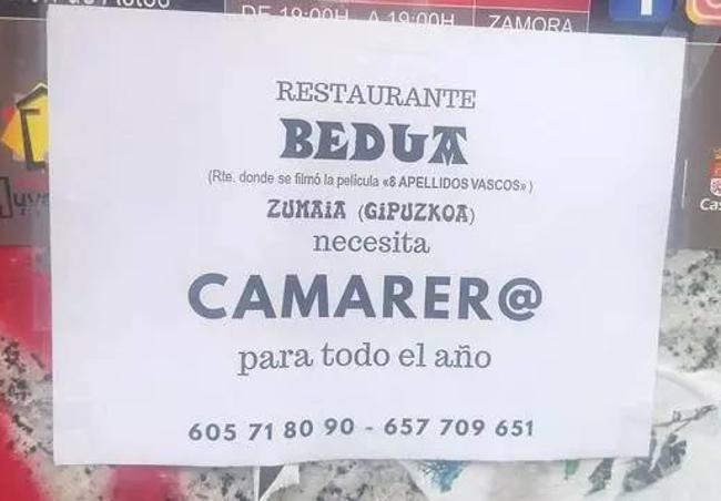 Cartel de búsqueda de camarero para el restaurante Bedua colocado en Zamora.