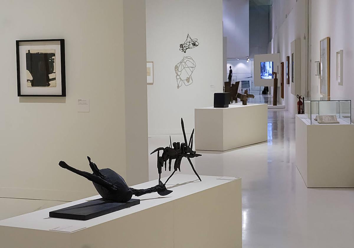 La exposición está formada con obras de Chillida, Moore, Picasso y Balenciaga.