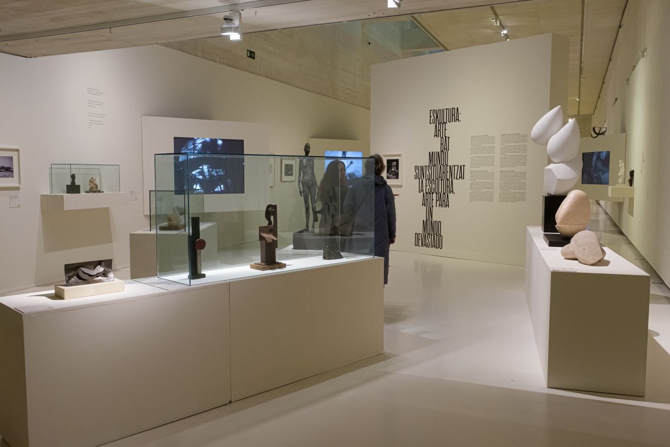 Una colección con obras de Chillida, Miró, Picasso y Balenciaga