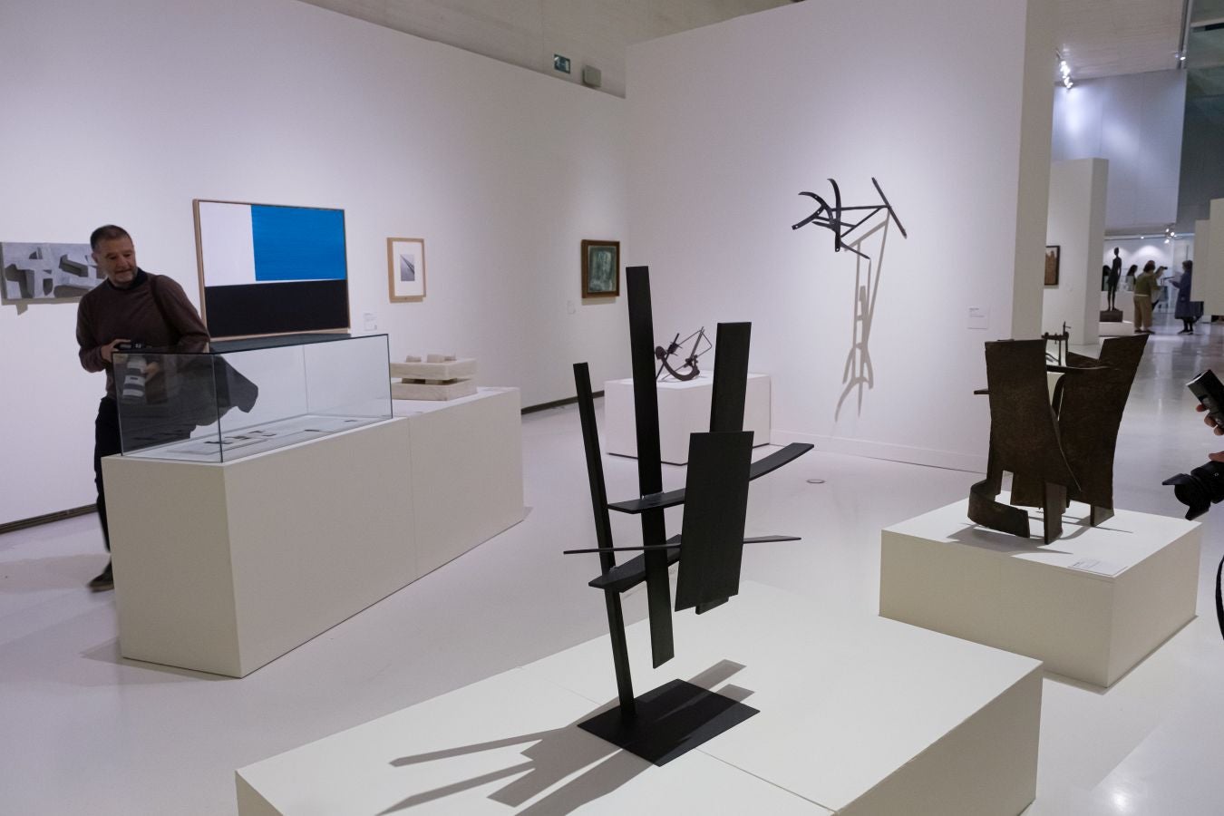 Una colección con obras de Chillida, Miró, Picasso y Balenciaga