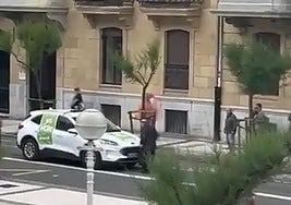 El pensionista ha parado el vehículo en pleno Centro de la capital guipuzcoana.