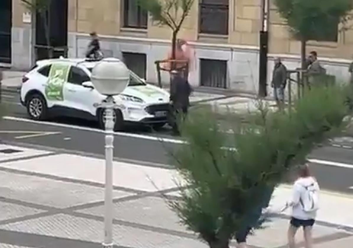 El pensionista ha parado el vehículo en pleno Centro de la capital guipuzcoana.