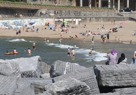 Decenas de personas disfrutan de una jornada de buen tiempo en la playa de Deba, a mediados de esta semana.