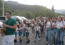 Sensacional ambiente en el inicio de la fiestas del barrio, que contó con la comparsa Trapalata.