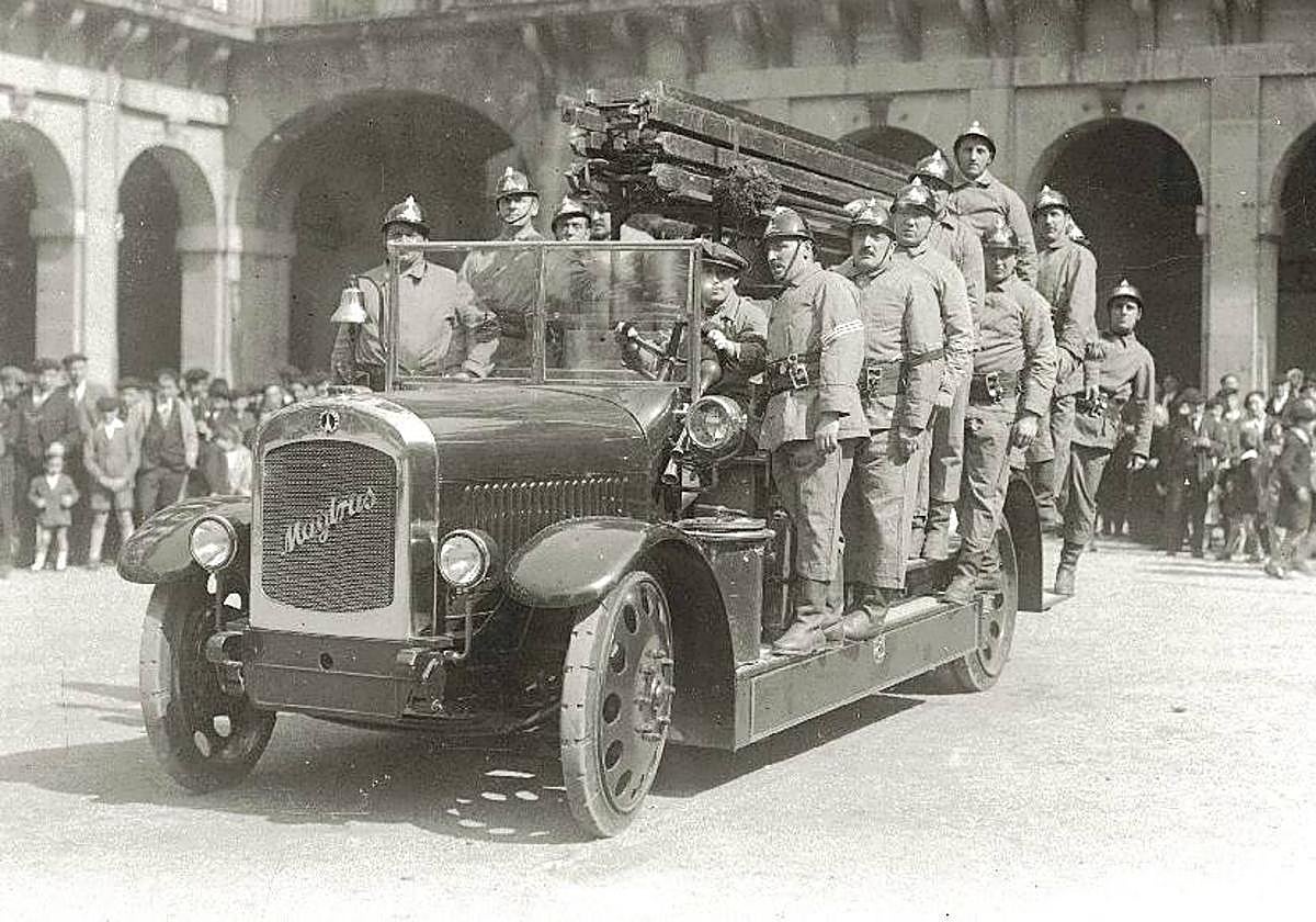 Brigada de Bomberos en la plaza de la Constitución.