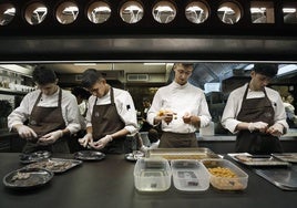 El equipo del restaurante barcelonés Disfrutar ha reemprendido su rutina en las cocinas tras ser coronado como el mejor del mundo de la lista ´The World´s 50 Best Restaurants´.