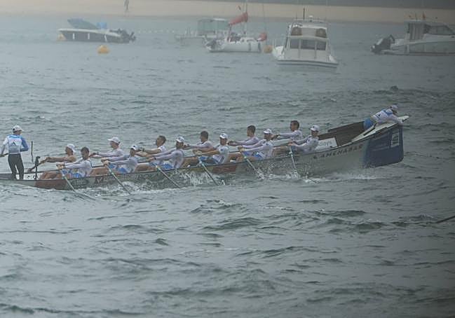 La trainera de la Donostiarra tras dar la segunda ciaboga con Orbegozo tratando de soltar el remo.