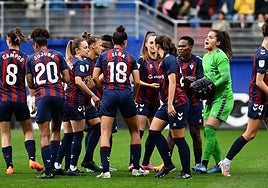 Reunión de las jugadoras minutos antes de que comience el partido entre el Eibar y el Barça en Ipurua.