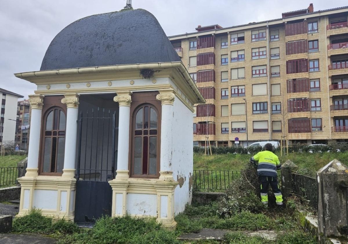 Operarios de la brigada limpiando estos días la maleza de la capilla.