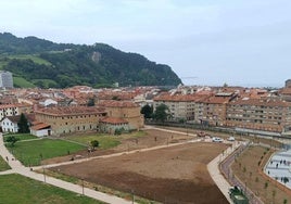 Vista aérea del parque Amalur, junto a Santa Clara, con sus espacios verdes, y el nuevo tramo de bidegorri.