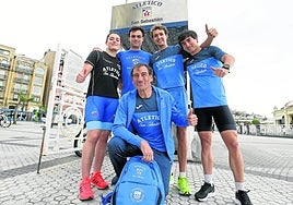 Jon Marquet, junto a un grupo de jóvenes triatletas, en la entrada del Atlético San Sebastián.