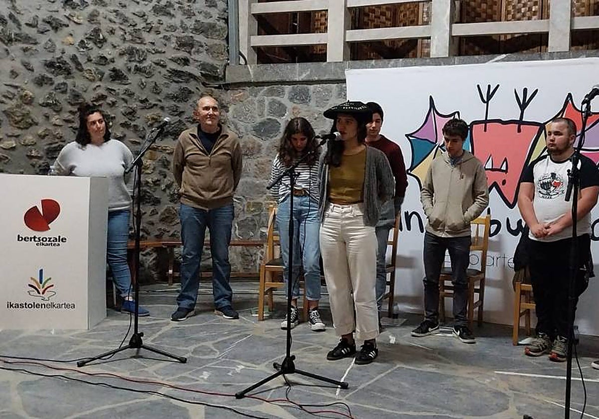 June Aiestaran beasaindarra izango da finala errepikatuko duten hiru bertsolarietako bat.