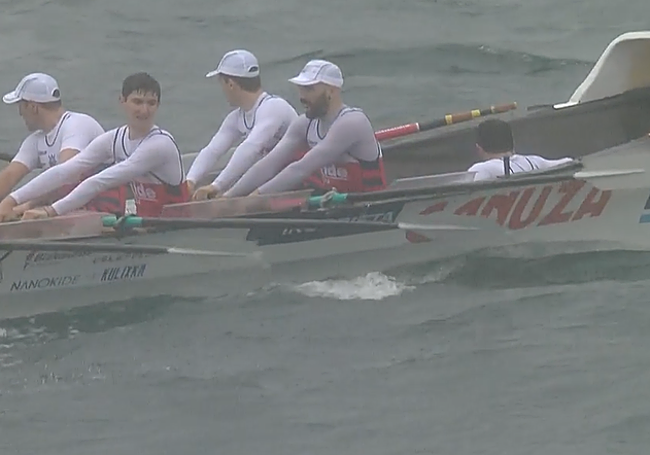 El proel de Ondarroa sentado en la embarcación después de sufrir el impacto.