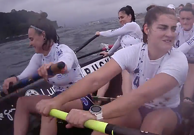 Momento en el que se rompe uno de los remos de Arraun Lagunak.