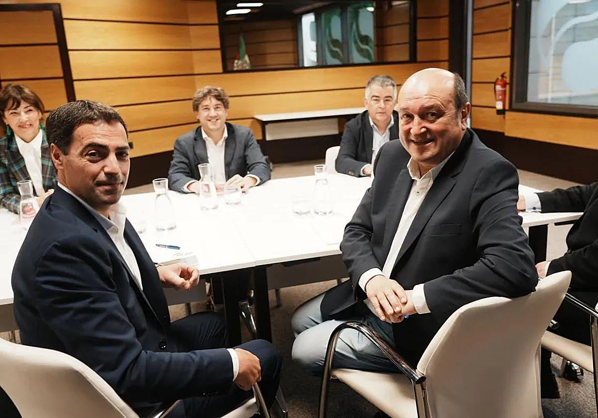 Pradales y Ortuzar, en una reunión con Gil, Andueza y Morales.