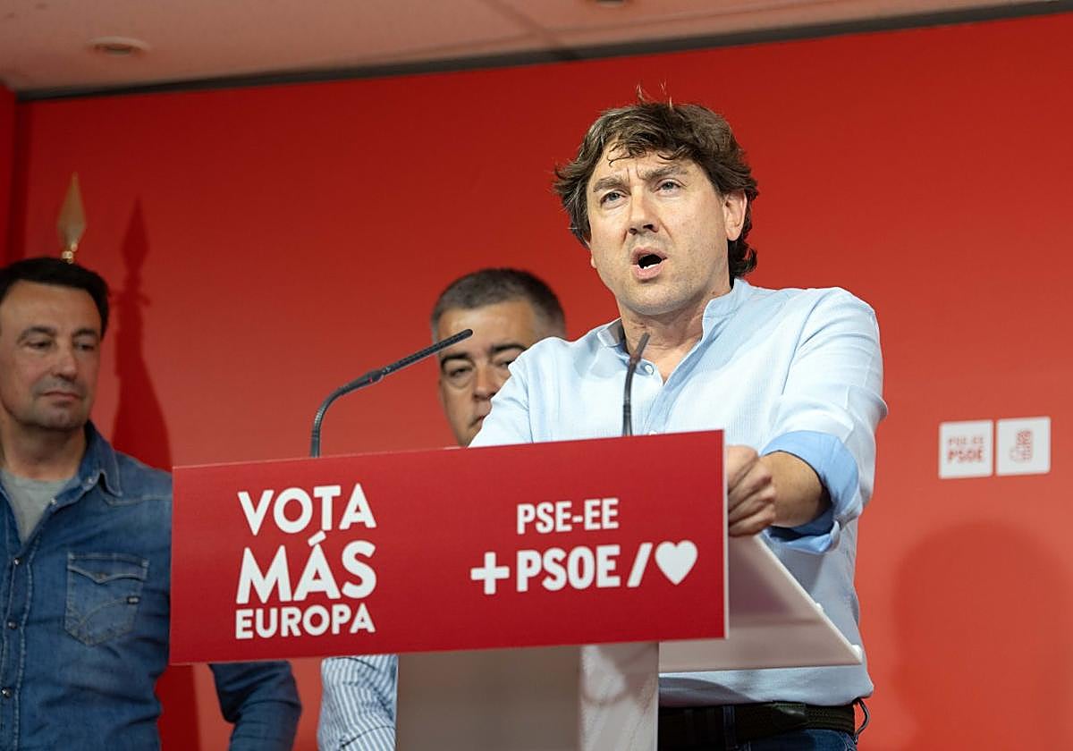 Andueza, junto a Miguel Morales y Mikel Torres, en la sede de Bilbao.