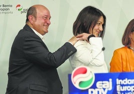 Andoni Ortuzar y Oihane Agirregoitia, este domingo en Sabin Etxea antes de valorar los resultados.