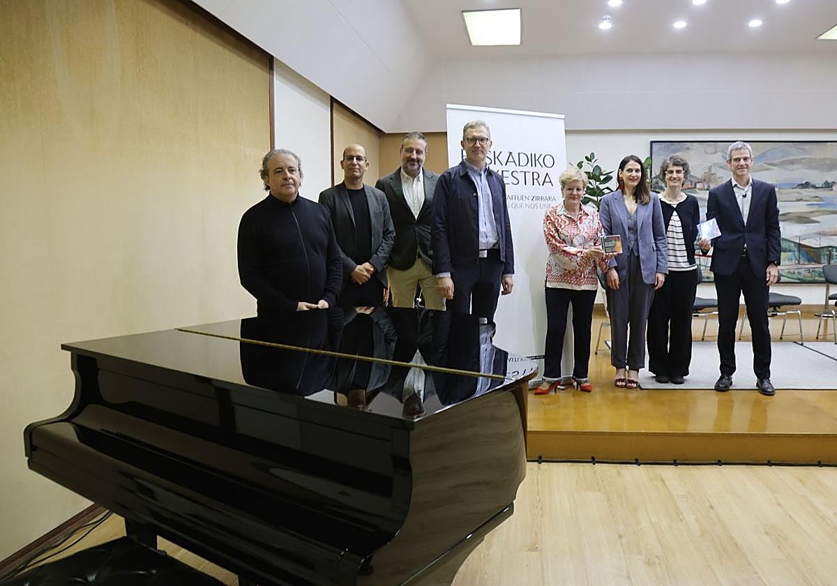 Juanjo Mena, Asier Polo, Carlos Mena, Gabriel Erkoreka, las responsables forales y Oriol Roch, de la EO, en la presentación del disco.