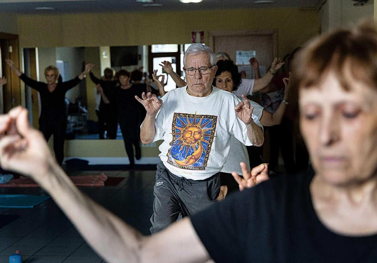 Jubilados practican yoga en el Hogar del Jubilado de Amara en Donostia.