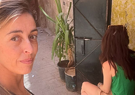 María Amores junto a su amiga esperando que les arreglaran la camisa rota por el robo sufrido.