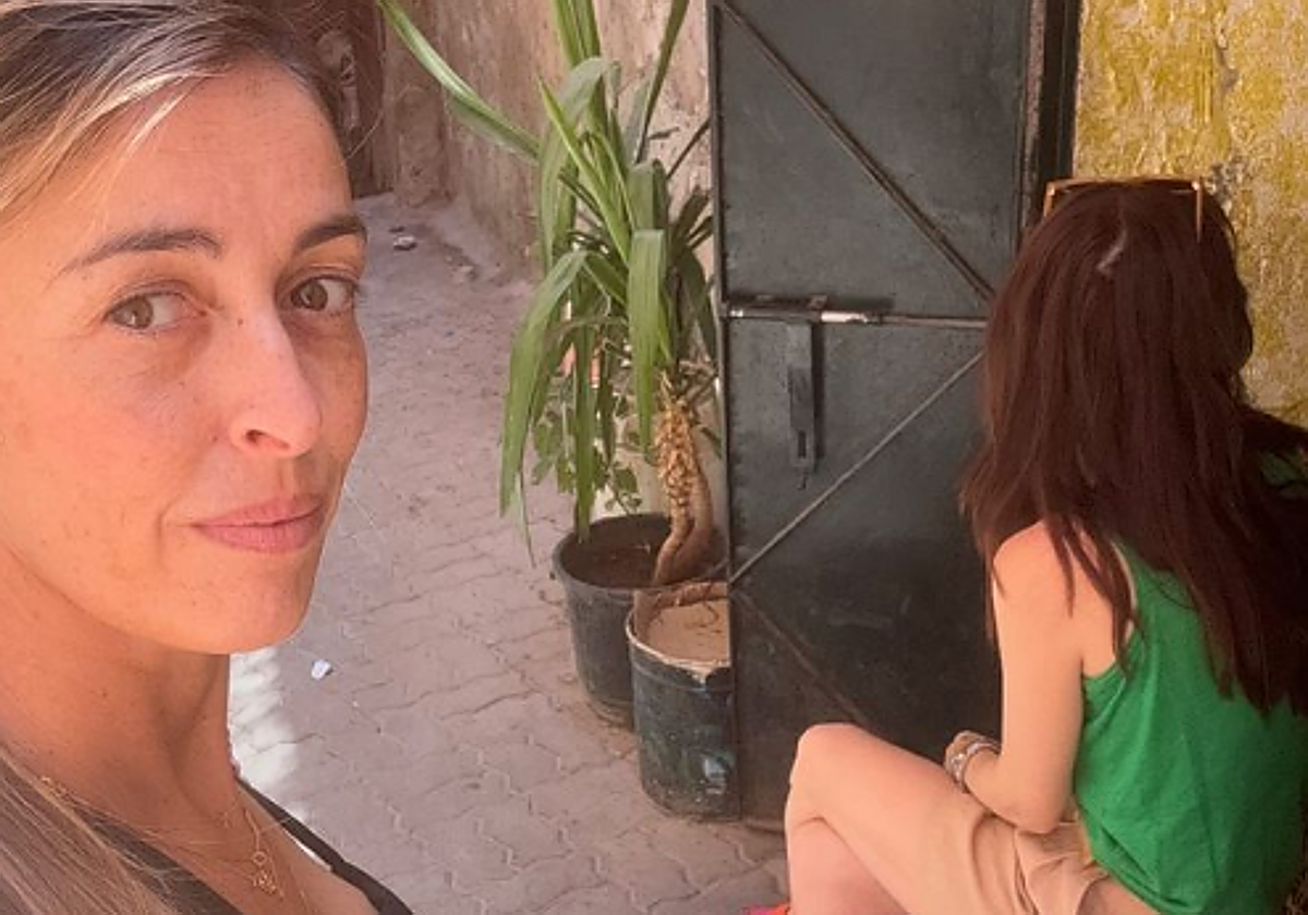 María Amores junto a su amiga esperando que les arreglaran la camisa rota por el robo sufrido.