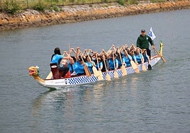 Las integrandes de 'Dragon Boat' reman este lunes en aguas hondarribiarras.