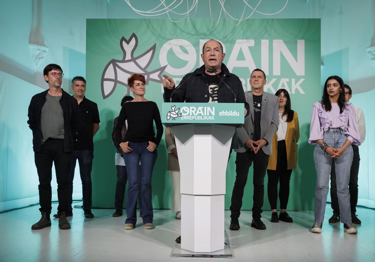 El candidato de EH Bildu y número dos en la lista de Ahora Repúblicas, Pernando Barrena, valora los resultados anoche en Pamplona.