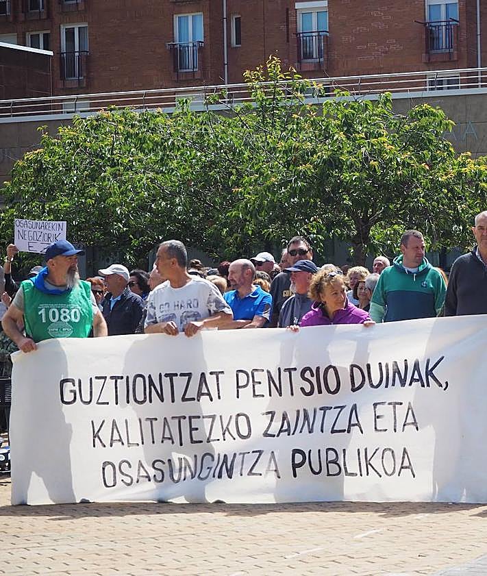 Imagen secundaria 2 - Multitudinaria protesta en Zumaia contra la «precaria» situación del centro de salud, con dos médicos «haciendo el trabajo de seis»