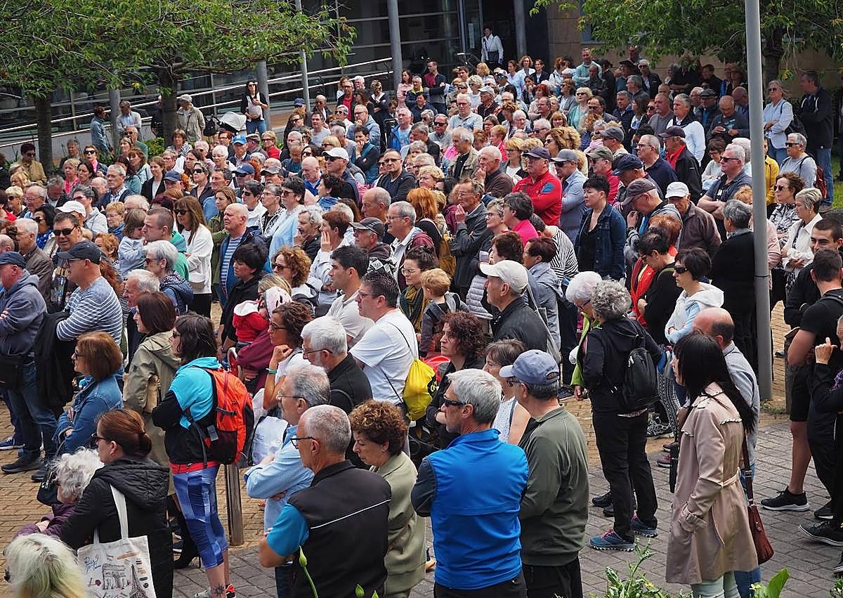 Imagen secundaria 1 - Multitudinaria protesta en Zumaia contra la «precaria» situación del centro de salud, con dos médicos «haciendo el trabajo de seis»