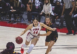 Niyah Becker penetra a canasta con la universidad de Utah.
