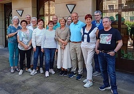 La renovada junta del Hogar del Jubilado Pake Leku en la terraza de la sede social de San Juan Kale.