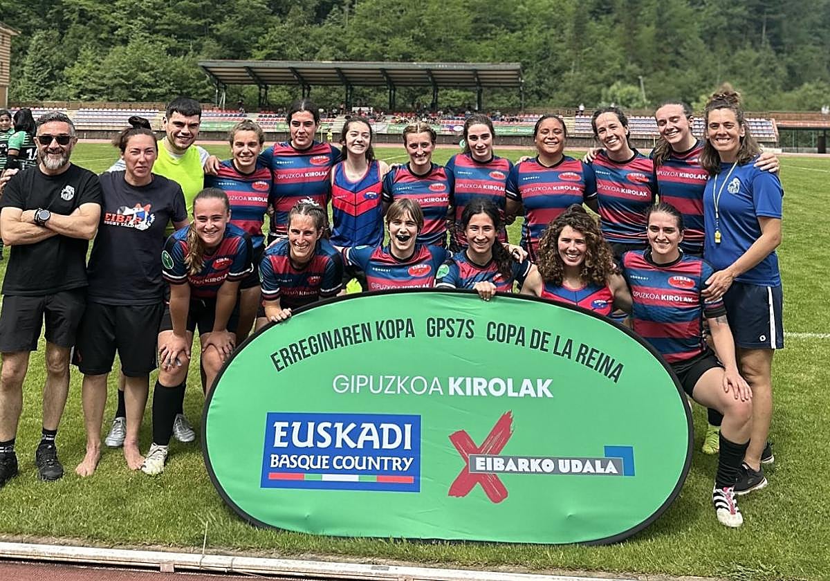 Plantilla del Eibar Rugby femenino tras ganar el primer encuentro frente al Ghenova Cocos.