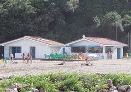 Varias personas en torno a la cantina de Saturraran, que este verano permanecerá cerrada.