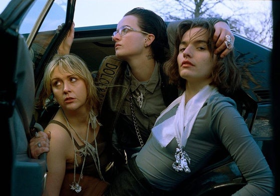 Sam Willmett (guitarra/voz), Tilly Harris (bajo) y Dan Matthew (batería) forman Goat Girl.