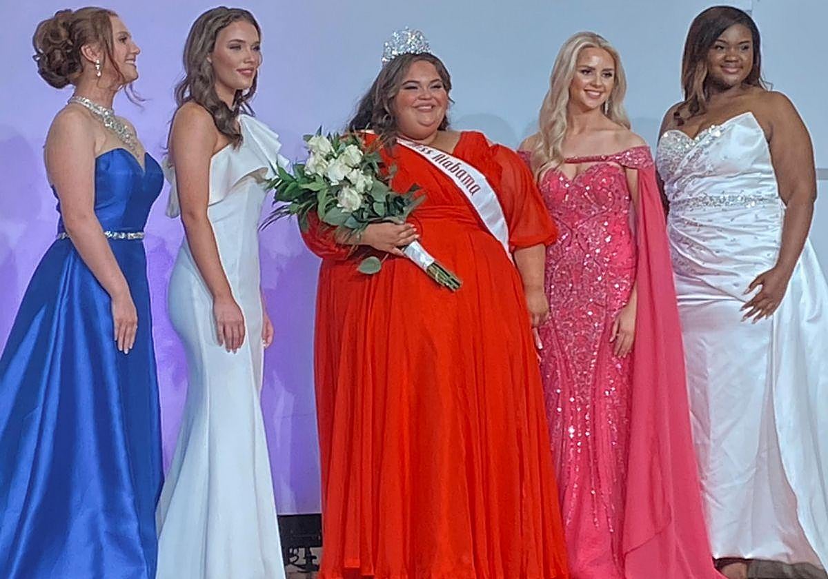 Sara Milliken en el centro junto al resto de finalistas de Miss Alabama