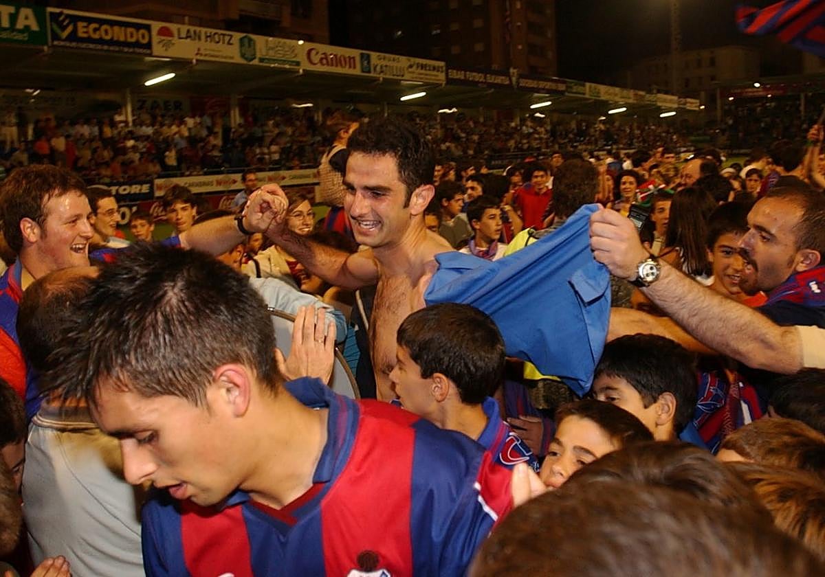 Miguel en la celebración de la permanencia conseguida con victoria por 2-0 al Albacete, en la última jornada de la temporada 2003/2004.