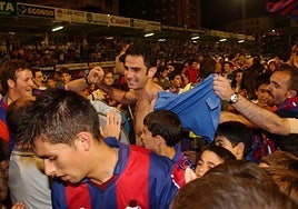 Miguel en la celebración de la permanencia conseguida con victoria por 2-0 al Albacete, en la última jornada de la temporada 2003/2004.