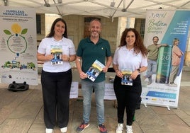 El concejal Óscar Valbuena con las dinamizadoras del stand de la TEK Legazpi en la Energia Festa del viernes.