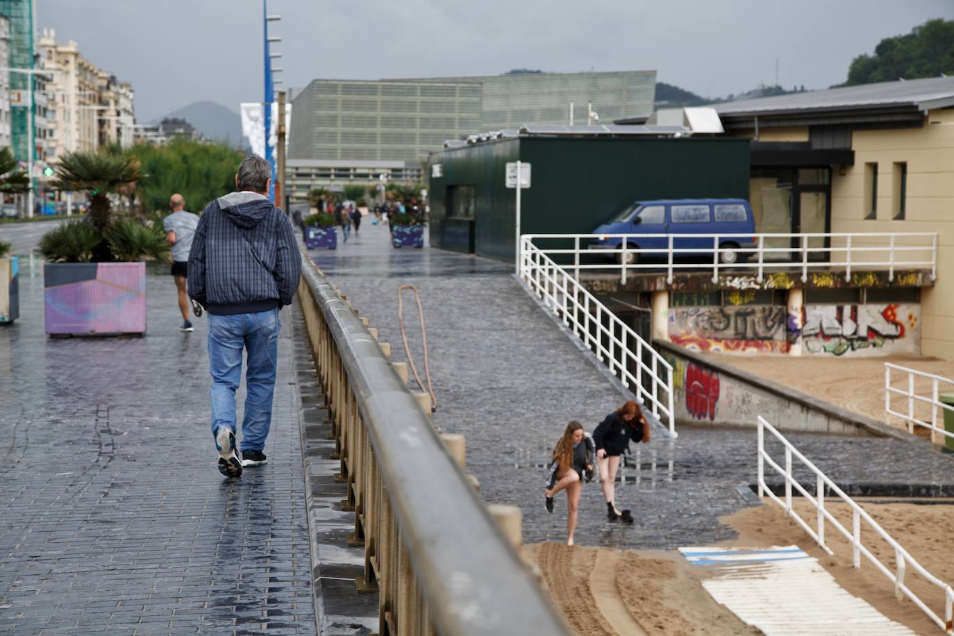 Miércoles lluvioso antes de un jueves veraniego en Donostia