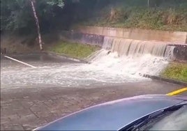 Pequeña catarata de agua producida por la tormenta de este miércoles en Getaria.