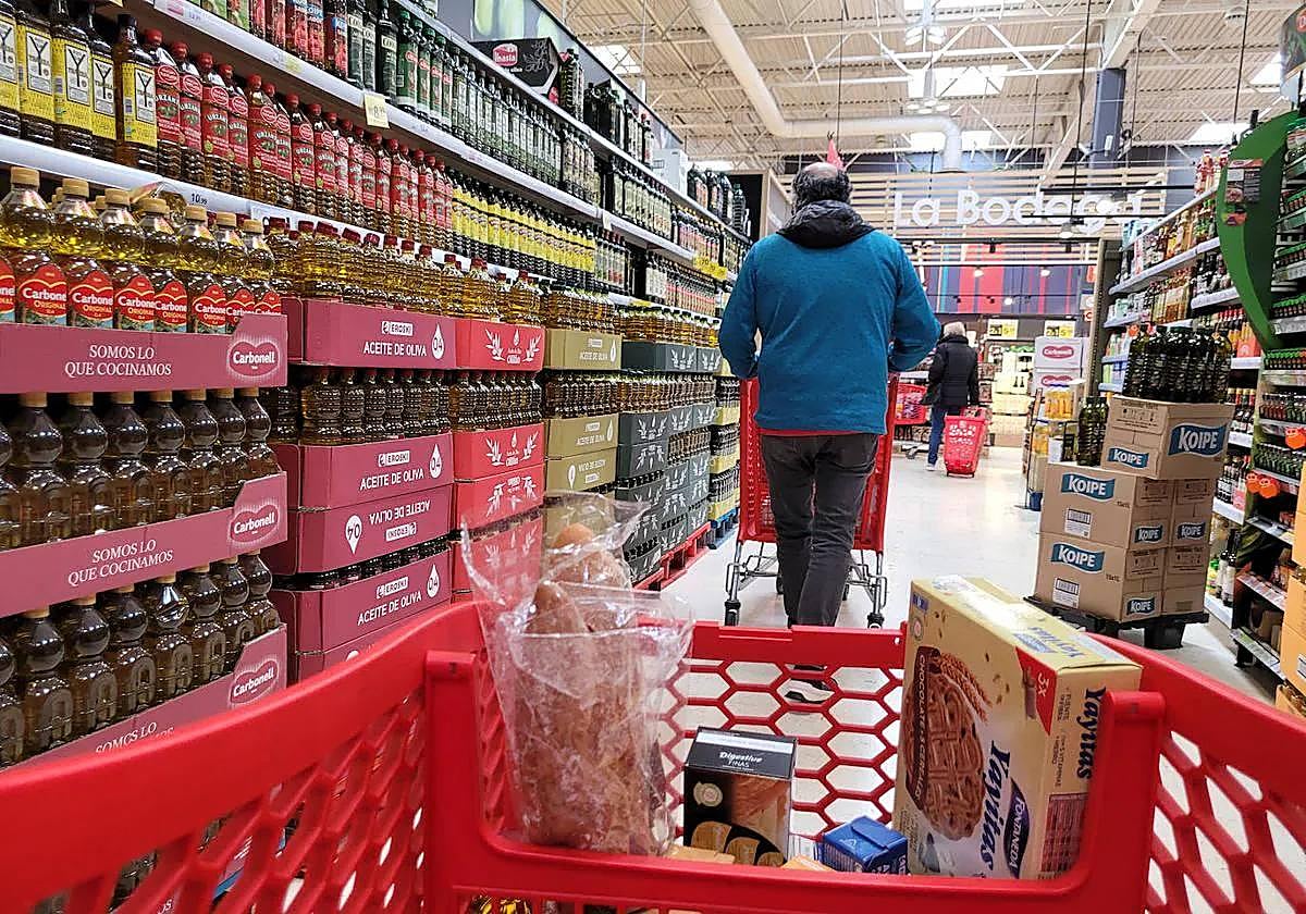 Una persona haciendo la compra en un supermercado de Euskadi